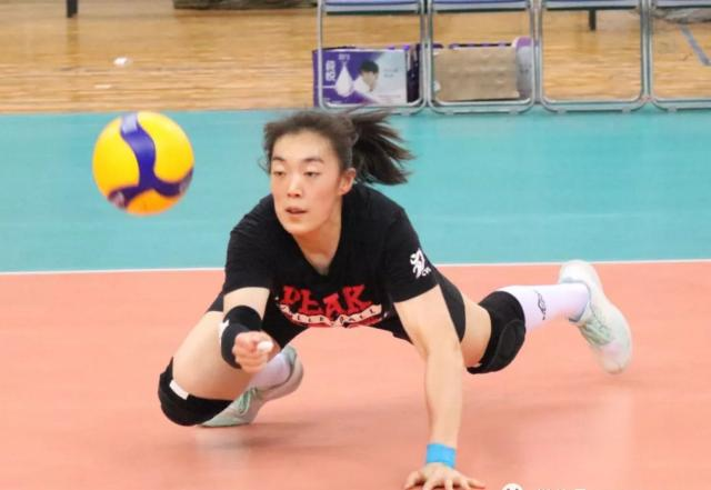 yabo sports app下载包含摔跤赛场再起风云：中原赤兔队击败东城火箭队，脚步移动更到位边路成突破口的词条